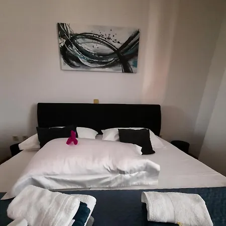 The One Apartment *
